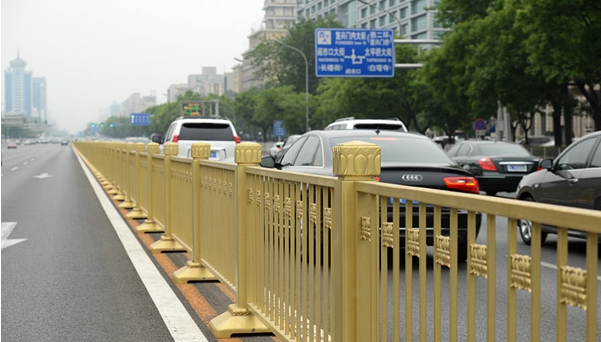 鋅鋼“土豪金”突顯街道護(hù)欄